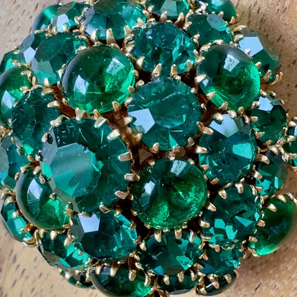 Vintage Holiday  Domed Green Rhinestone Round Brooch Pin💚 - Picture 7 of 8
